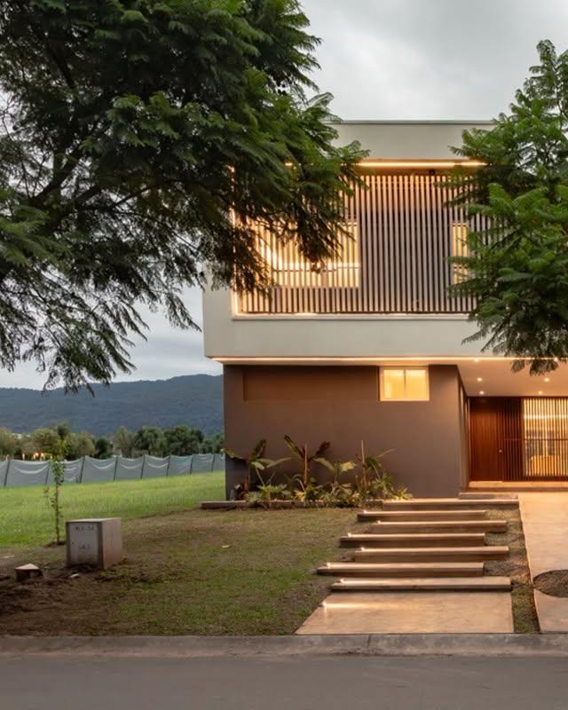 Fachada de Casa BOX entre árboles