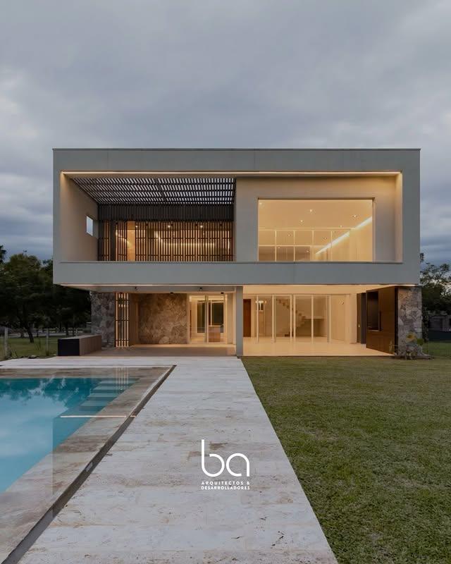 Casa BOX con piscina y fachada posterior