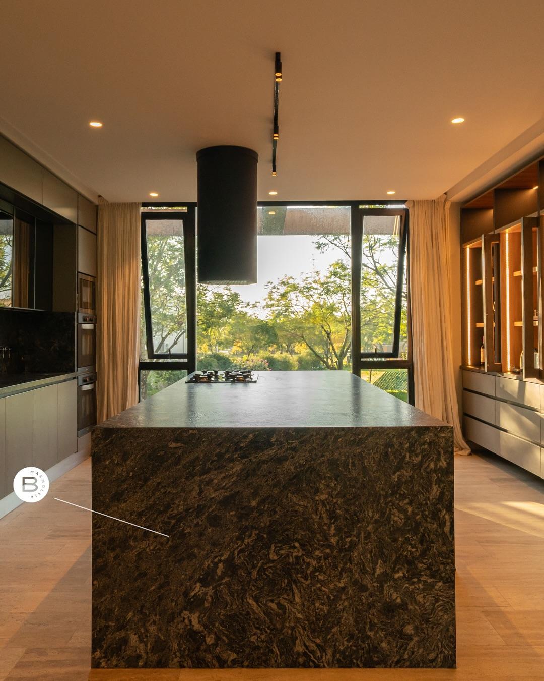 Interior de Casa GBA con cocina y visual al jardín