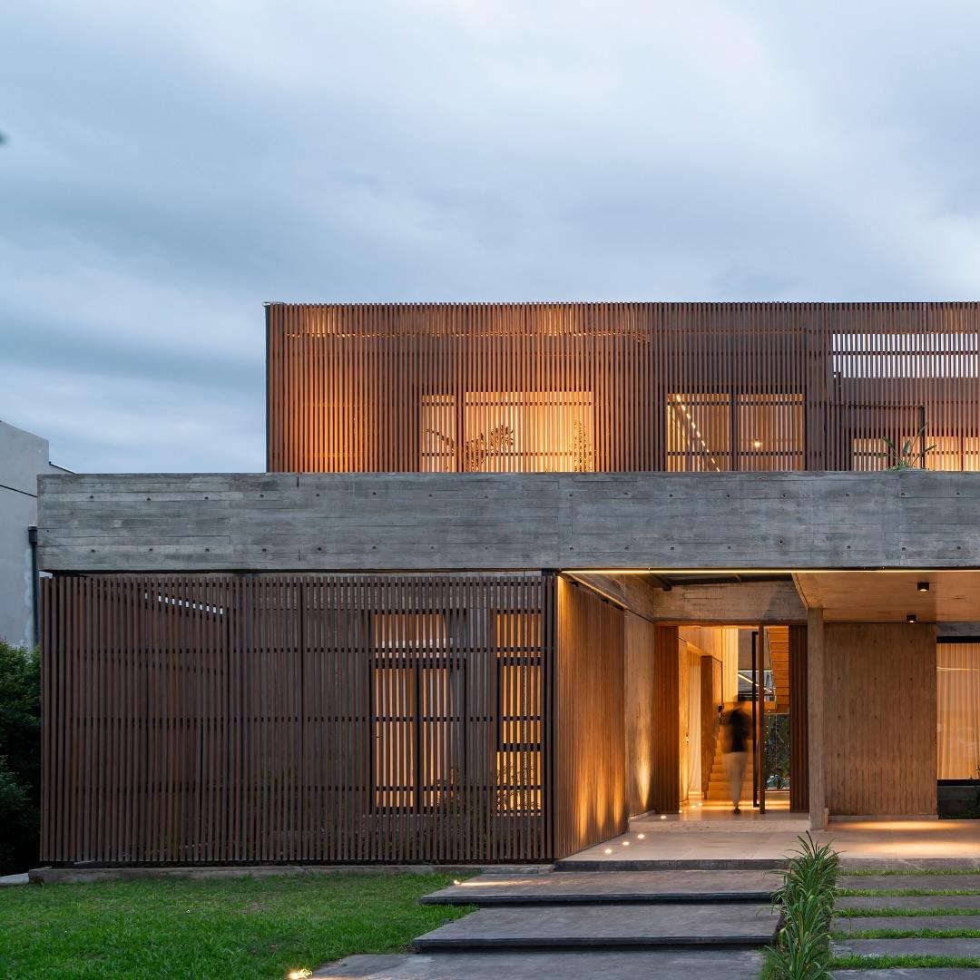 Fachada de Casa Olivos iluminada al atardecer