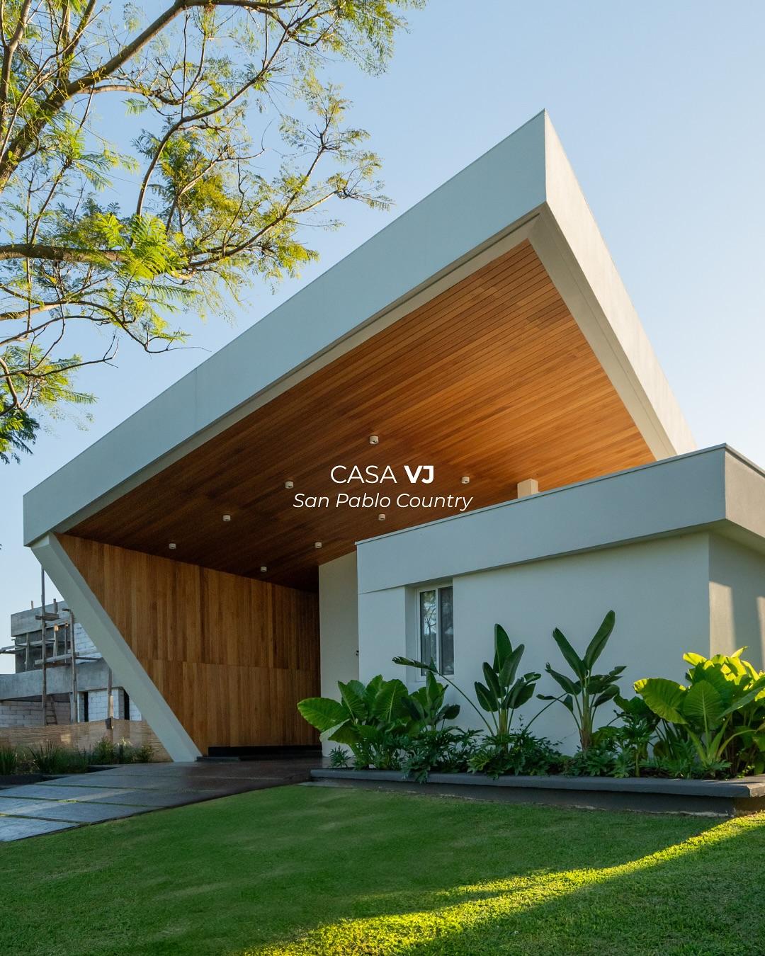 Fachada de Casa VJ con volumen de madera