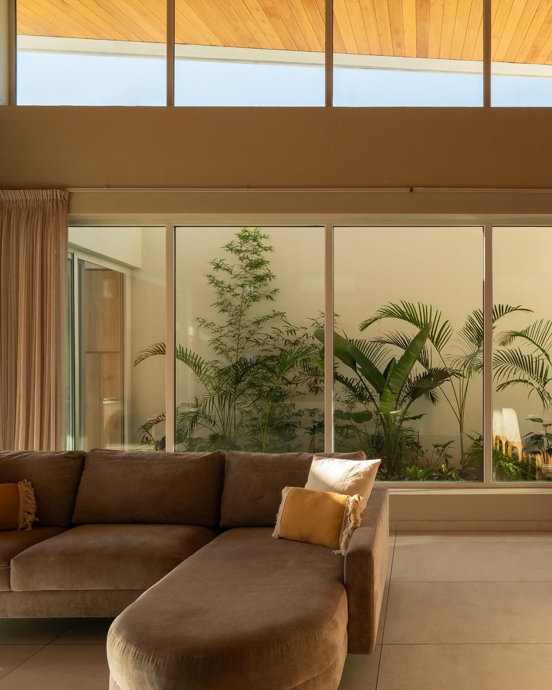 Interior con patio verde en Casa VJ